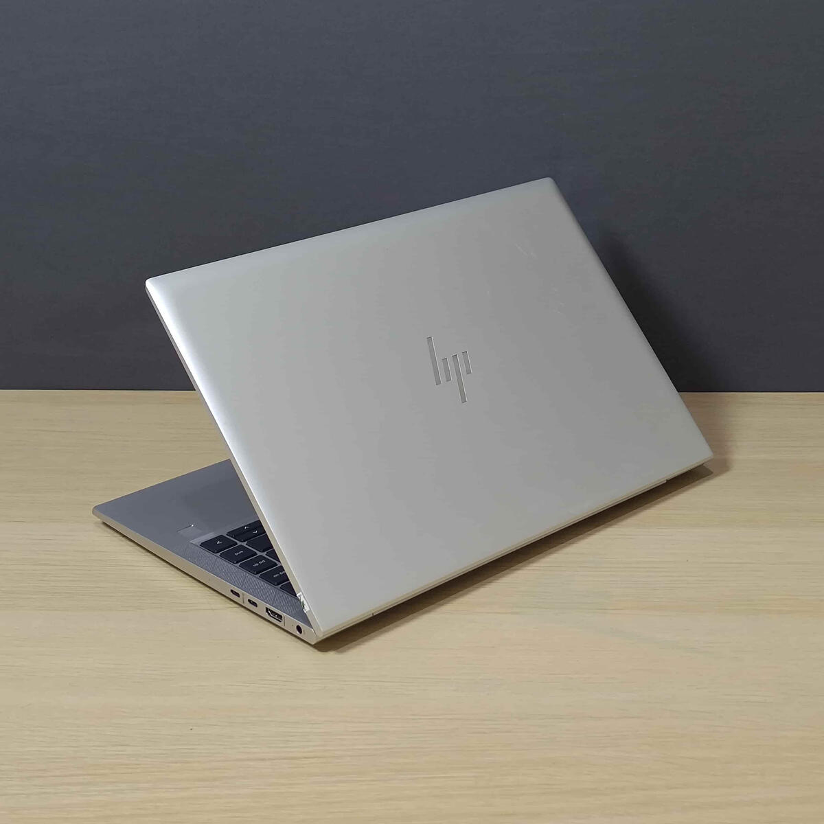 Lenovo Elitebook 845G8 Belakang Kanan Butik Laptop