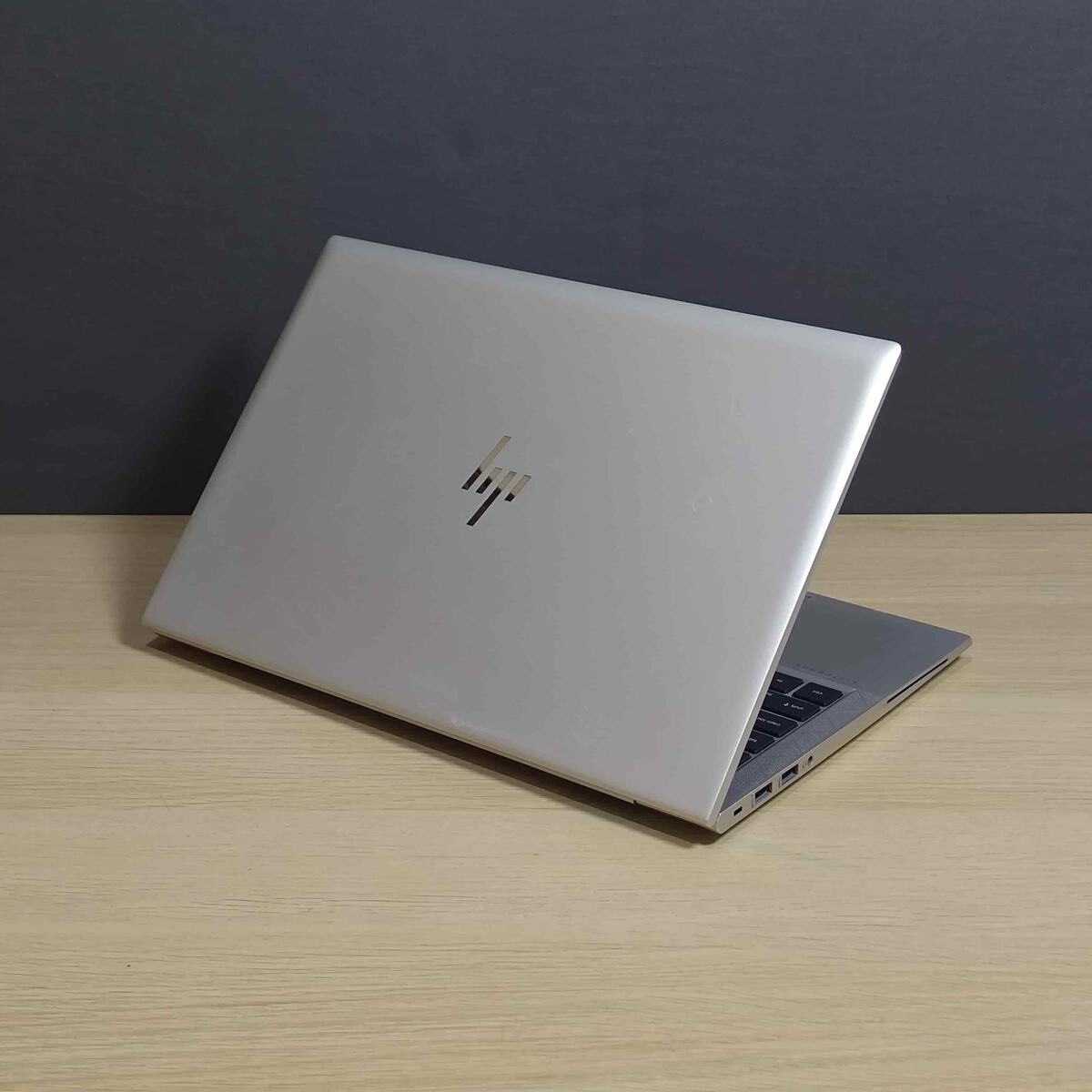 Lenovo Elitebook 845G8 Belakang Kiri Butik Laptop